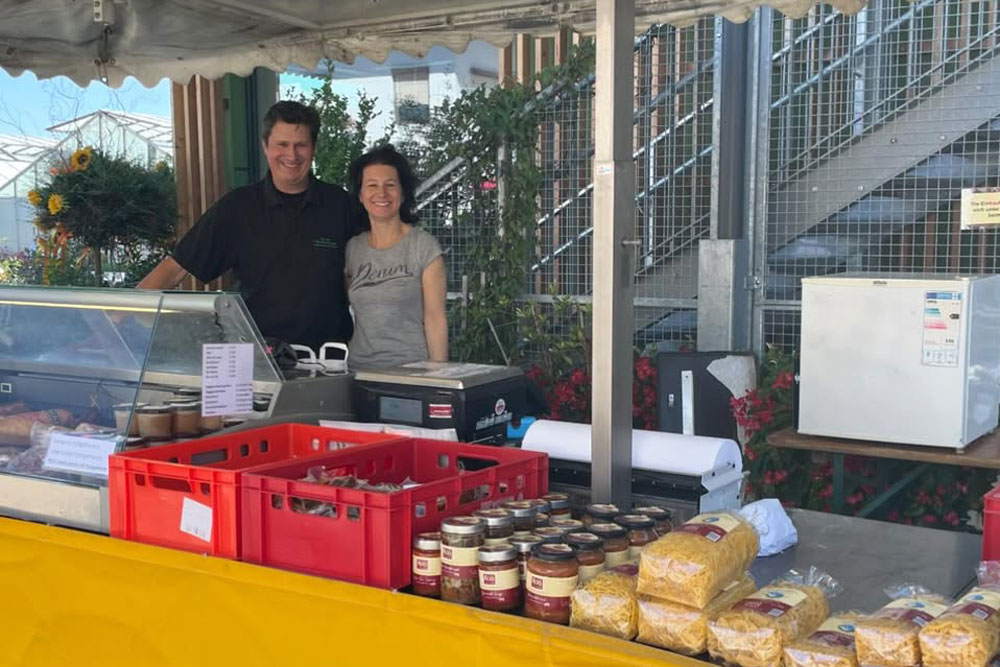 Die Hickis auf ihrem Stand am Bauernmarkt Gärtnerei Ganger